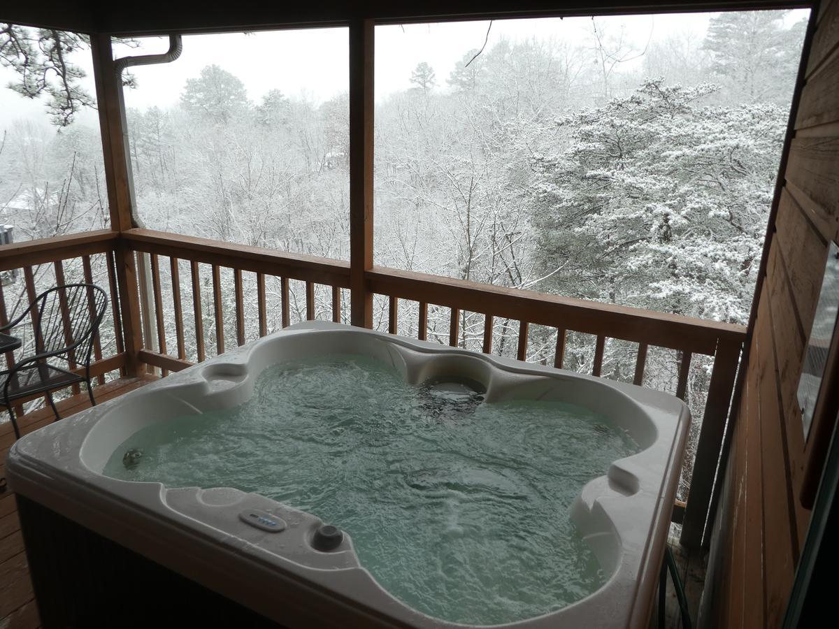 Ladybug Resort Romantic Cabin With Mountain Views, Game Room, Close To Dollywood Sevierville Bagian luar foto