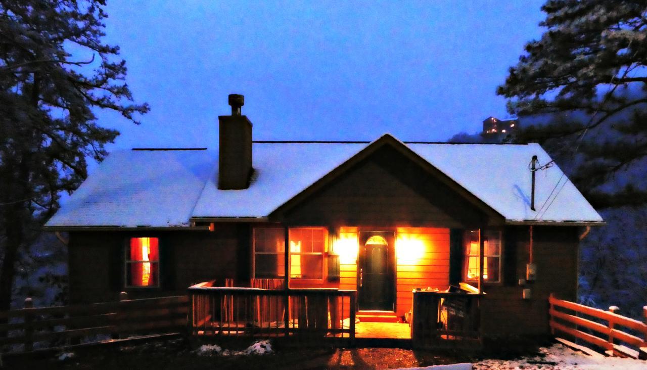 Ladybug Resort Romantic Cabin With Mountain Views, Game Room, Close To Dollywood Sevierville Bagian luar foto