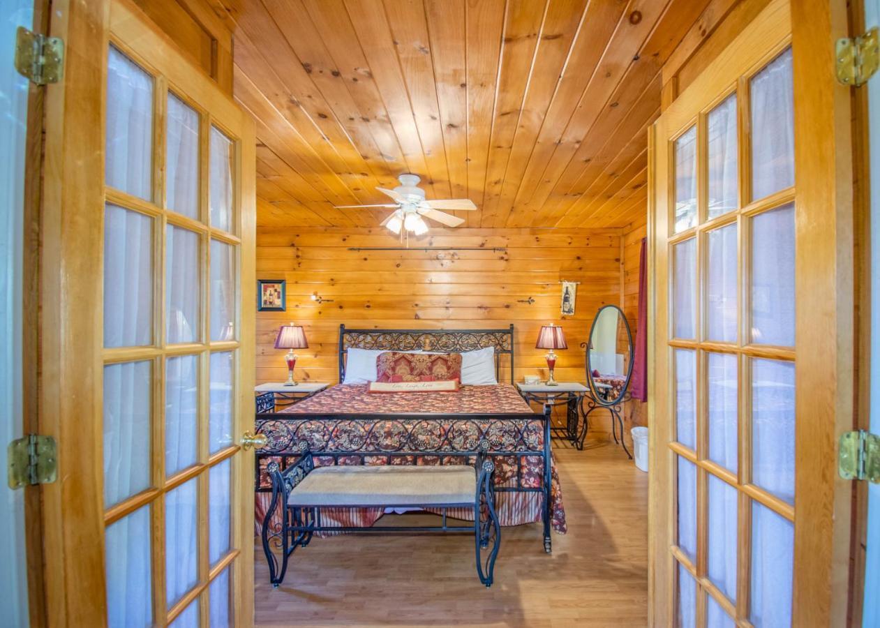 Ladybug Resort Romantic Cabin With Mountain Views, Game Room, Close To Dollywood Sevierville Bagian luar foto