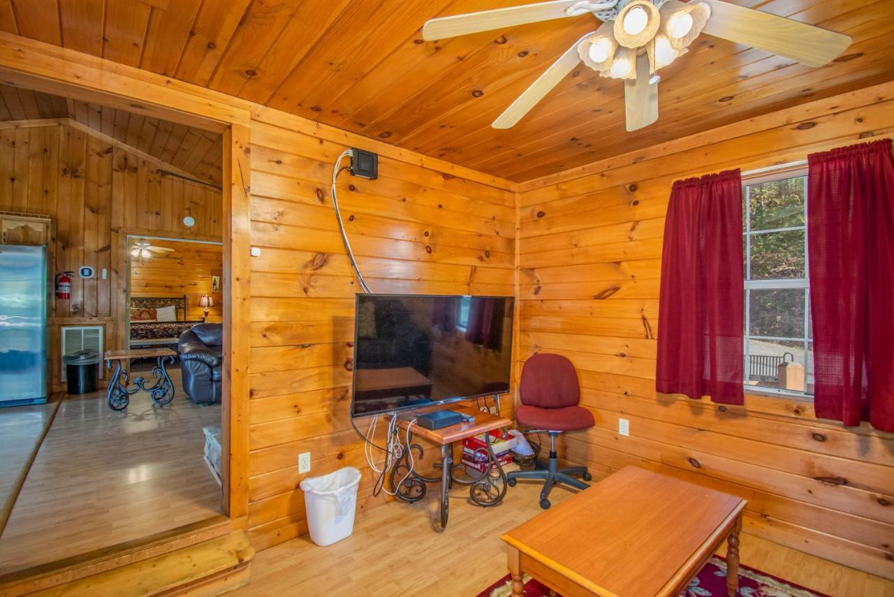 Ladybug Resort Romantic Cabin With Mountain Views, Game Room, Close To Dollywood Sevierville Bagian luar foto