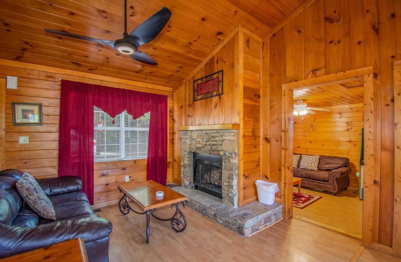 Ladybug Resort Romantic Cabin With Mountain Views, Game Room, Close To Dollywood Sevierville Bagian luar foto