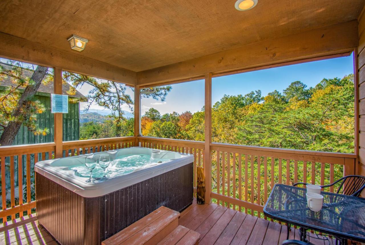 Ladybug Resort Romantic Cabin With Mountain Views, Game Room, Close To Dollywood Sevierville Bagian luar foto