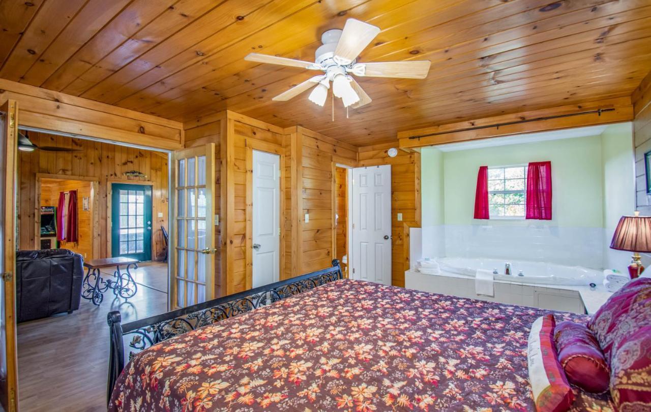 Ladybug Resort Romantic Cabin With Mountain Views, Game Room, Close To Dollywood Sevierville Bagian luar foto