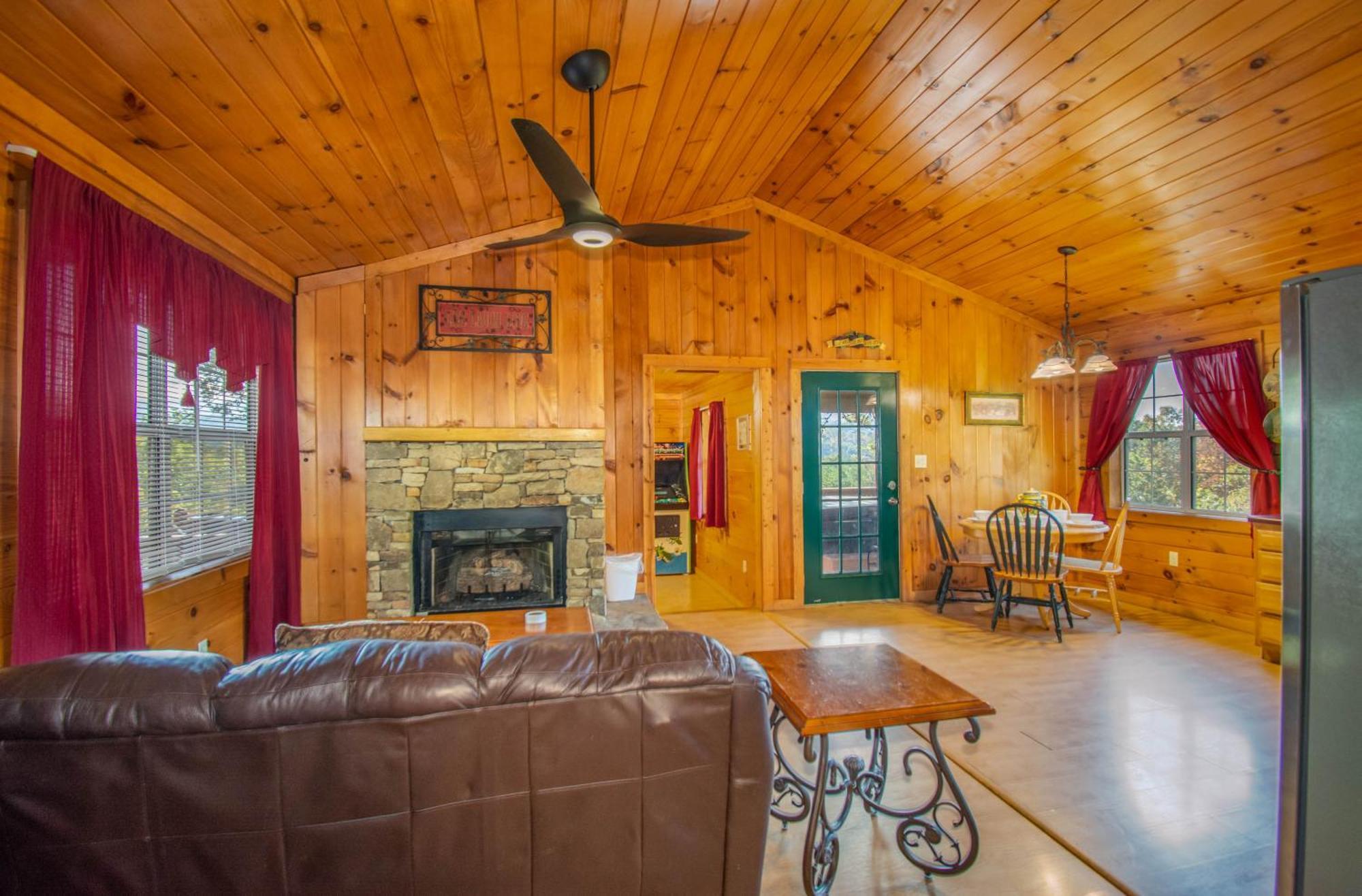 Ladybug Resort Romantic Cabin With Mountain Views, Game Room, Close To Dollywood Sevierville Bagian luar foto