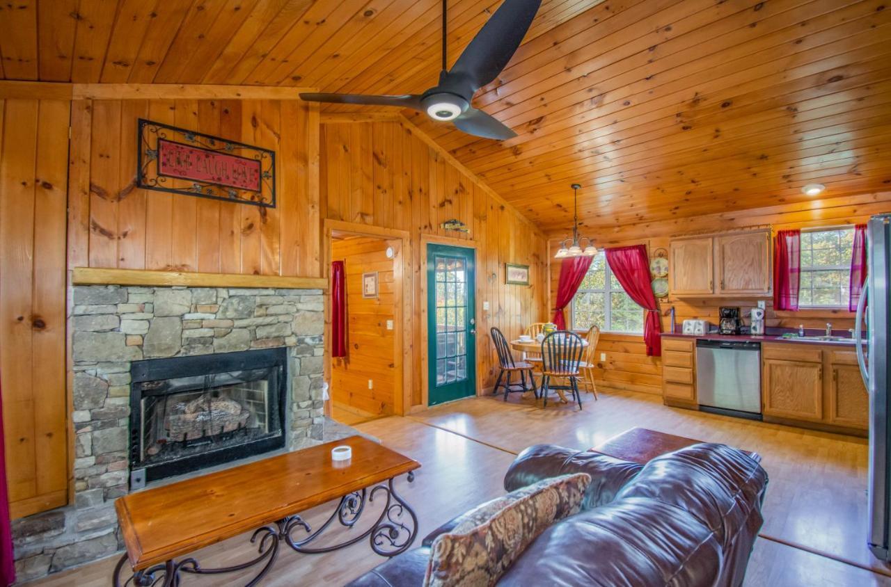 Ladybug Resort Romantic Cabin With Mountain Views, Game Room, Close To Dollywood Sevierville Bagian luar foto