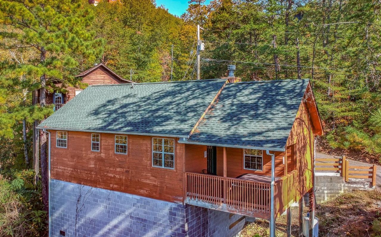 Ladybug Resort Romantic Cabin With Mountain Views, Game Room, Close To Dollywood Sevierville Bagian luar foto