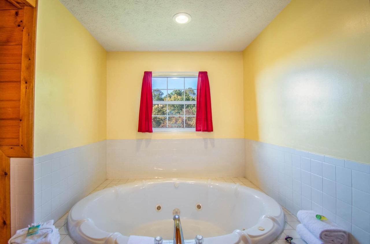 Ladybug Resort Romantic Cabin With Mountain Views, Game Room, Close To Dollywood Sevierville Bagian luar foto