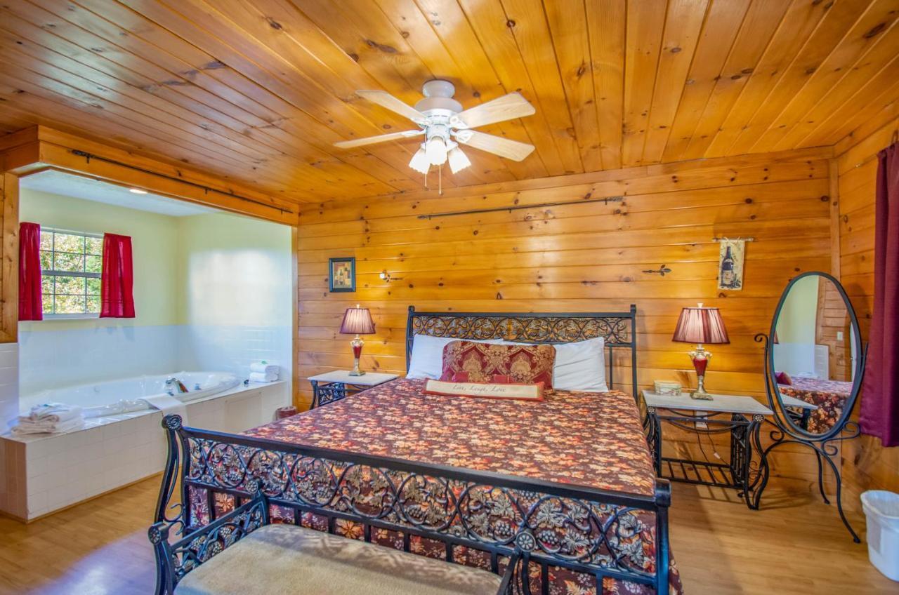 Ladybug Resort Romantic Cabin With Mountain Views, Game Room, Close To Dollywood Sevierville Bagian luar foto