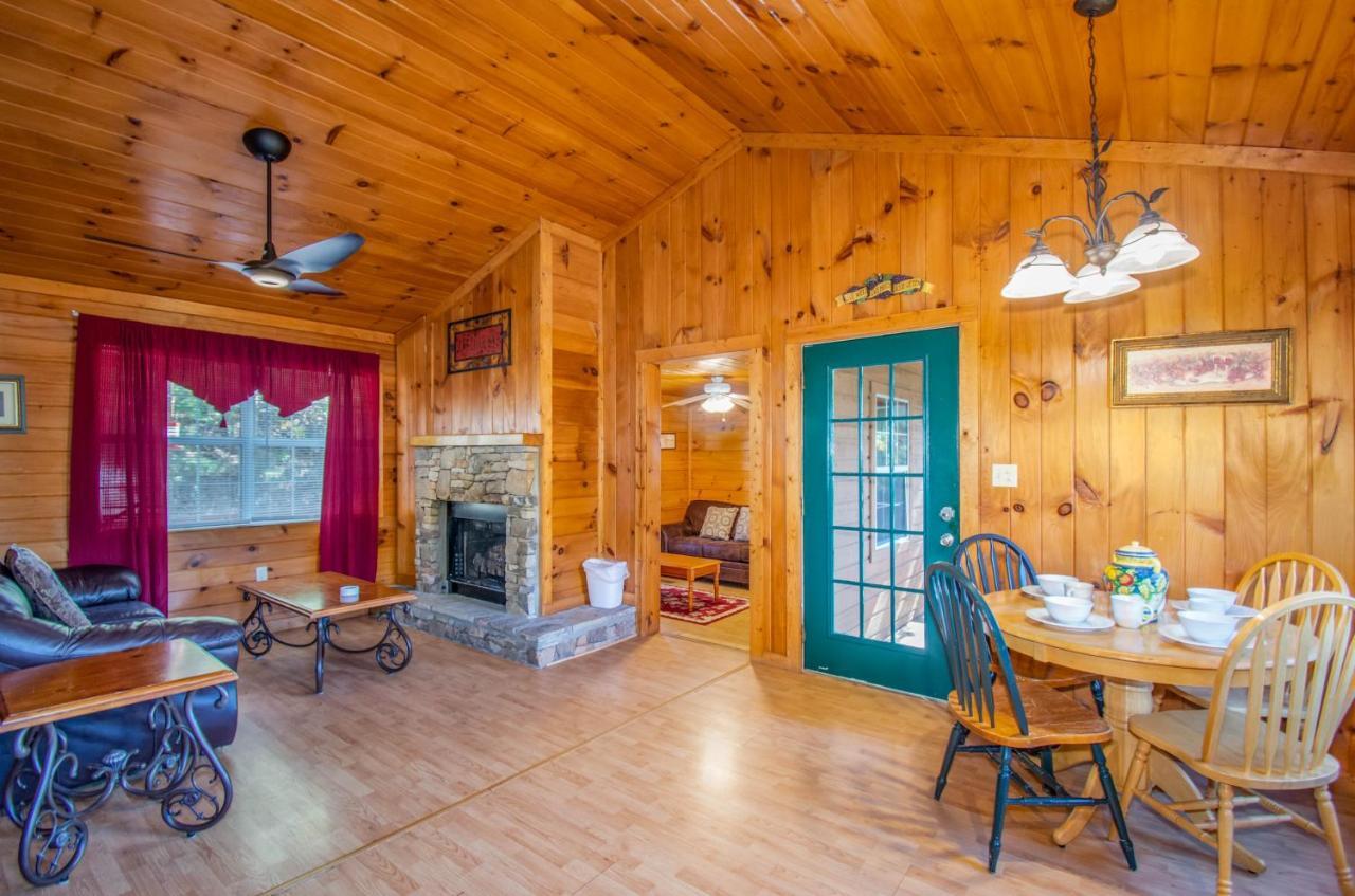 Ladybug Resort Romantic Cabin With Mountain Views, Game Room, Close To Dollywood Sevierville Bagian luar foto